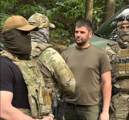 Владелец Домино Антон Шухнин передал разведчикам внедорожник