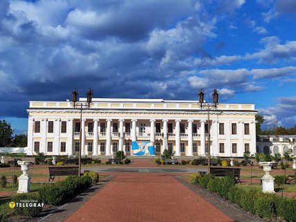 Палац Потоцьких у Тульчині фото