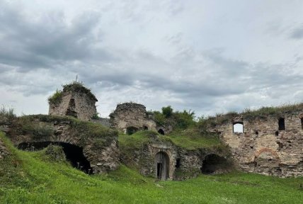 Руїни замку в Язловці