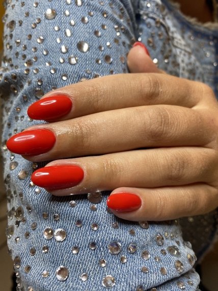 Манікюр для жінок за 50 – яскраво червоний.