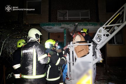 Эвакуация из быка в Днепре, куда РФ ударила дроном