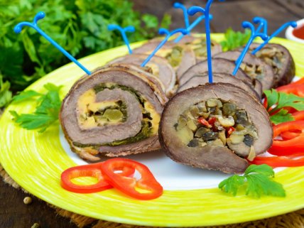 Нежный рулет из телятины с овощами