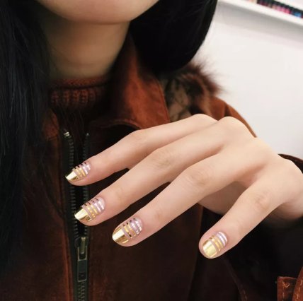 Маникюр с золотой фольгой