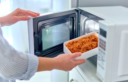 Какая функция черной сетки на дверцах микроволновки