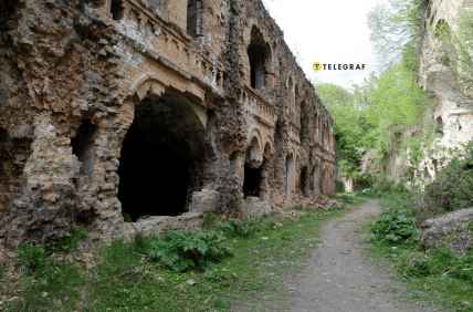 Попасть в форт можно через туннель, внутри – двухэтажная казарма