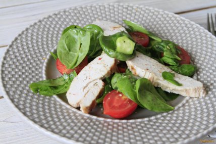 Салат со шпинатом и куриным филе