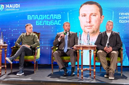 Владислав Бельбас (в центрі)