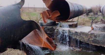 Фото разрушенного водогона в Николаеве