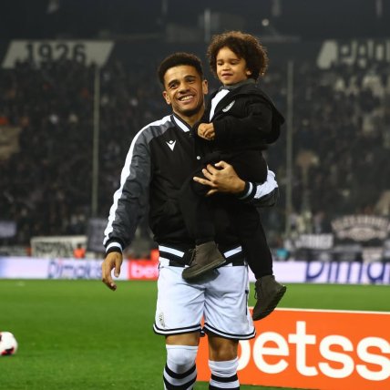 Тайсон с сыном после матча ПАОКа