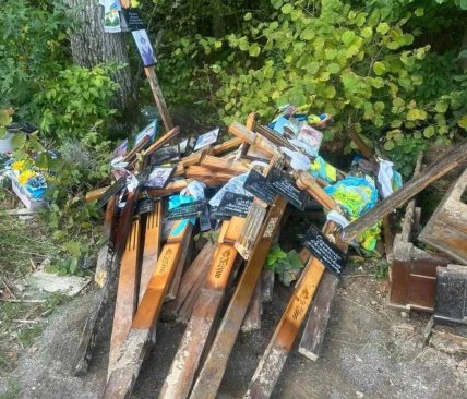 Деревянные кресты выбросили возле кладбища