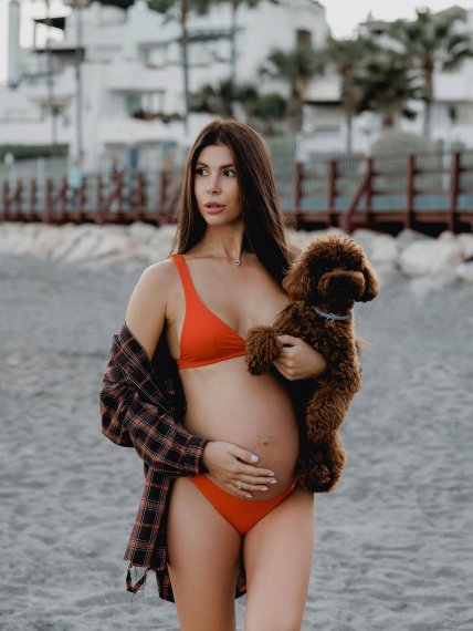 Беременная Анна Реброва с собачкой