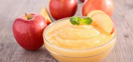 Знадобляться тільки яблука, згущене молоко і трохи води