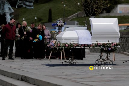 Люди не стримували сліз