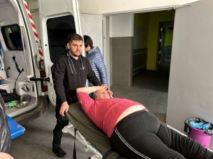 Врач везет на каталке пациентку