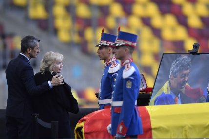 Церемонія прощання з Мірчею Луческу на Національному стадіоні Бухареста