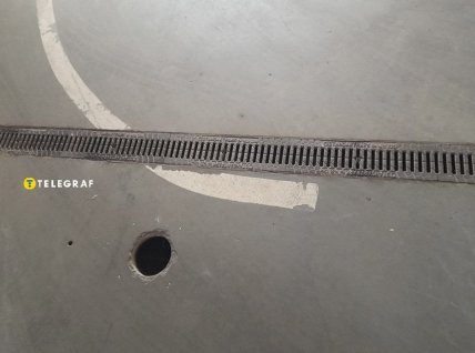 Після нещодавнього підтоплення на підлозі пробурили додаткову діру для стоку води