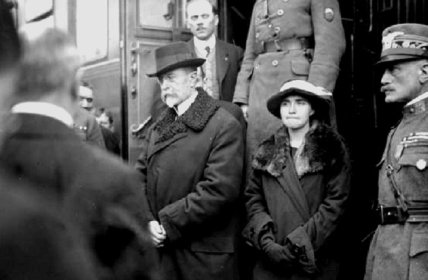 Президент Чехословакии Томаш Гарриг Масарик вместе с дочерью Ольгой возвращается из США. Он прибыл в Табор — первый город в государстве 21 декабря 1918 года.