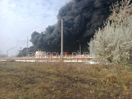 НПЗ у місті Новоуйбишевськ горить після атаки дронів
