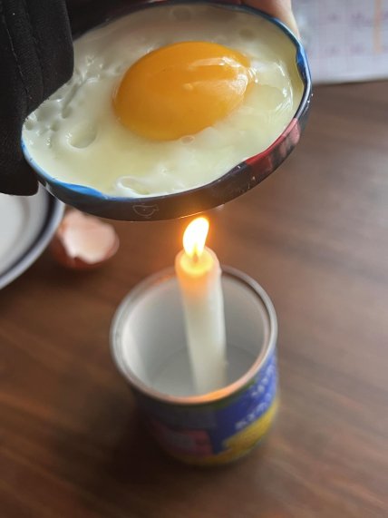 Киевлянка приготовила яичницу на свече
