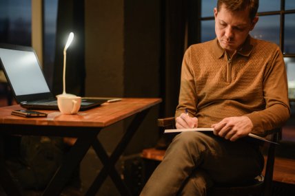 мужчина работает