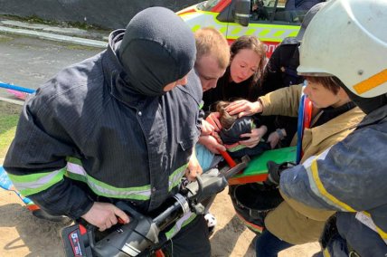 В Павлограде девочка застряла в качели