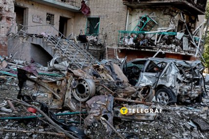 Зруйнована будівля і згорівше авто. Фото Ян Доброносов "Телеграф"