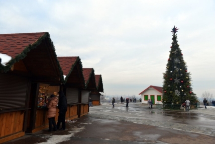 В Киеве установили главную елку страны (ФОТО) - изображение №1