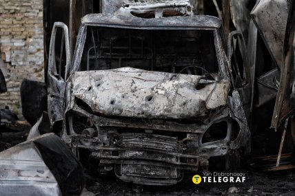 Пошкоджені автівки на території продовольчого складу