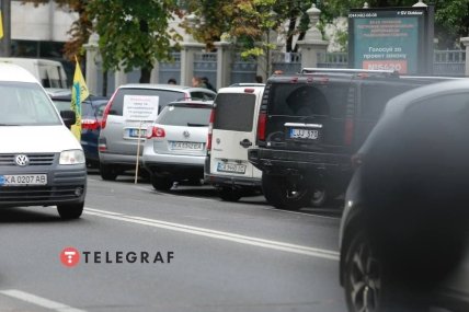 Авто на європейських номерах під Верховною Радою /telegraf.com.ua
