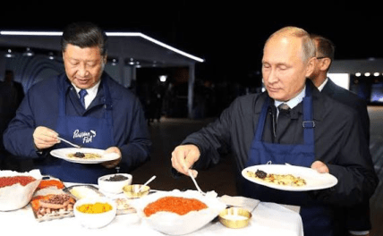 Путін їсть