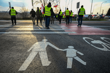 Поляки влаштували забастовку на кордоні України в символічний день (фото та відео)