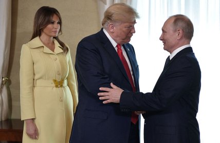 Трамп пожимает руку Путину