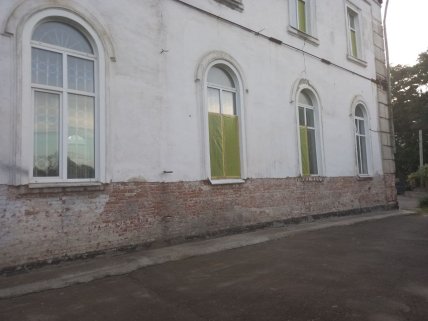 Вікна Свято-Миколаївського храму закрили плівкою