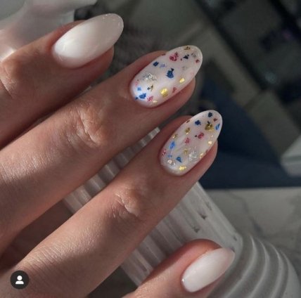 Трендовый маникюр с поталью