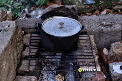 У Костянтинівці люди готують їжу на вулиці