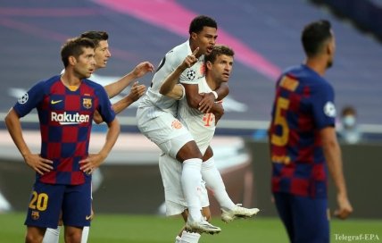 Томас Мюллер празднует забитый мяч в ворота Барселоны