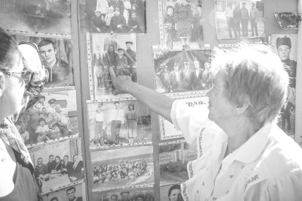 Мешканці Воїнської Греблі розглядають архівні знімки