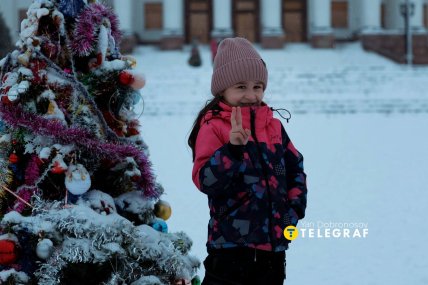 Маленька жителька Краматорська біля ялинки, грудень 2025