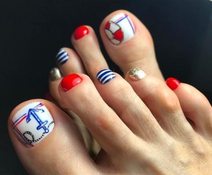 Цветочный рисунок на руках и ногах