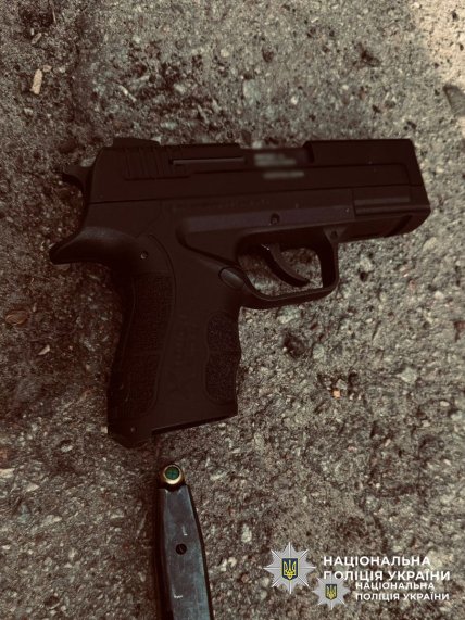Чоловік був озброєний страртовим пістолетом