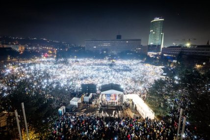 "Геть Фіцо, нехай їде до Росії". У Словаччині люди вийшли на протести (кадри)