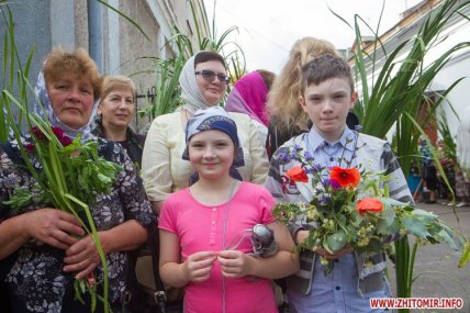 Віряни з квітами та травами в Трійцю