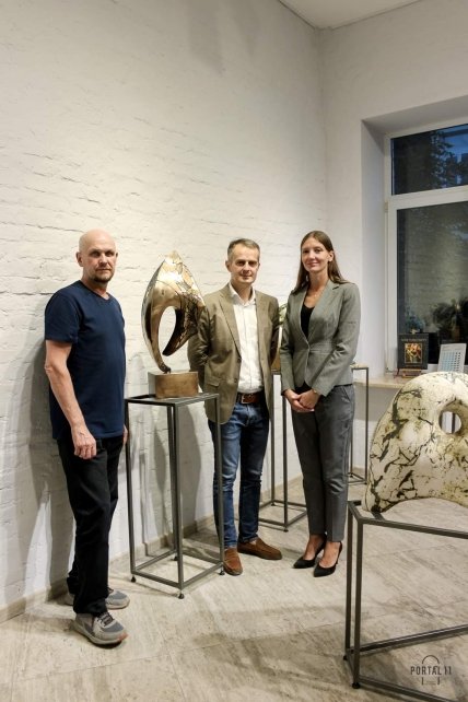 галеристы и скульптор