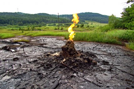 В Старуне можно увидеть постоянно горящий газовый фонтан
