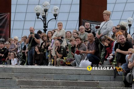 На знак поваги люди ставали на коліна