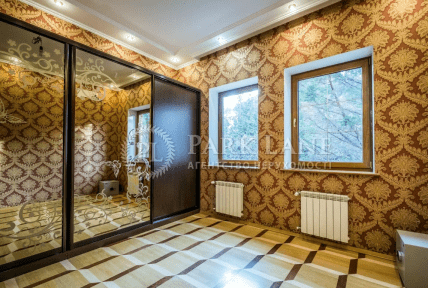 Під Києвом продають будинок у стилі Пшонки