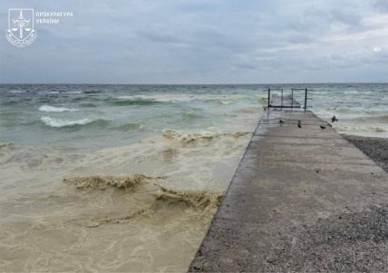 Плями у морі Одеси 24 грудня