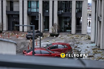 уламки навколо будівлі після атаки в Києві