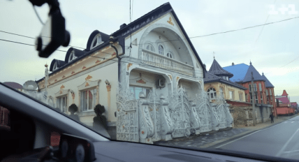 Як живуть заможні роми у селищі Підвиноградів