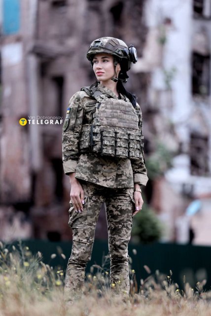 Катерина Мирончук в камуфляжі та бронежилеті